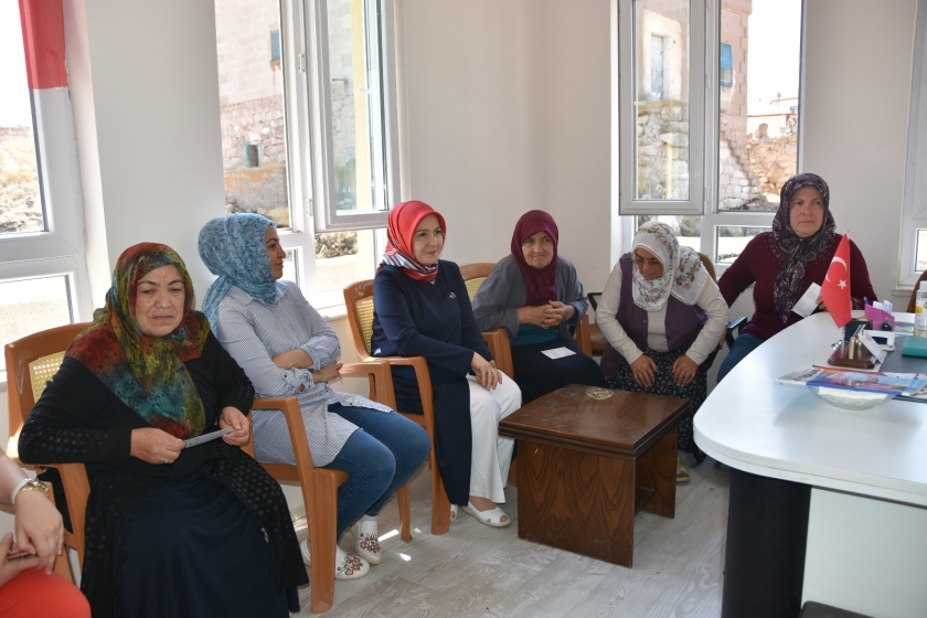 FATMA ÇOLAKBAYRAKDAR, ELMALI VE BAYRAMHACI MAHALLELERİ’Nİ ZİYARET ETTİ