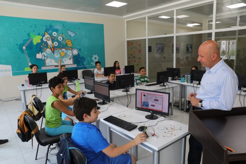 BAŞKAN ÇOLAKBAYRAKDAR, KOCASİNAN AKADEMİ’DE GENÇLERLE BİRLİKTE