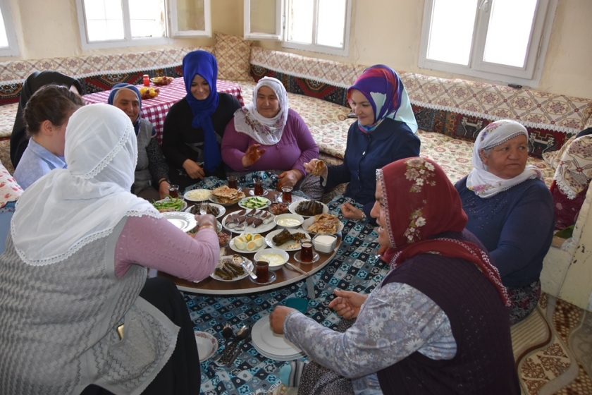 FATMA ÇOLAKBAYRAKDAR, GÖNÜLLERE GİRMEYE DEVAM EDİYOR