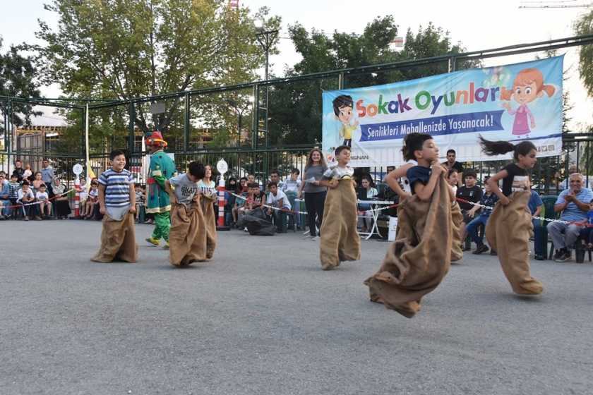 KOCASİNANLI ÇOCUKLAR, SOKAK OYUNLARI ŞENLİĞİYLE MUTLU OLUYOR