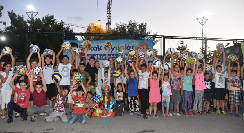KOCASİNANLI ÇOCUKLAR, SOKAK OYUNLARI ŞENLİĞİYLE MUTLU OLUYOR