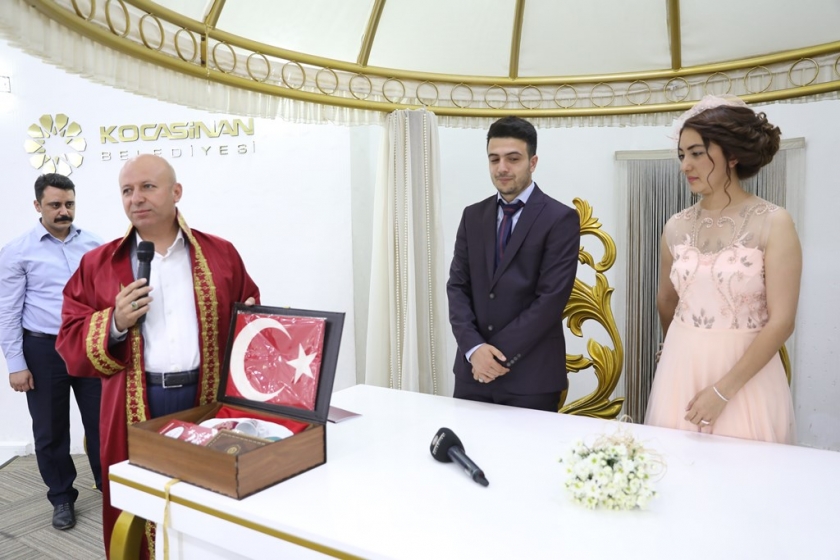 KOCASİNAN’DA BİR GÜNDE 45 ÇİFT MUTLU YUVALARIN TEMELİNİ ATTI