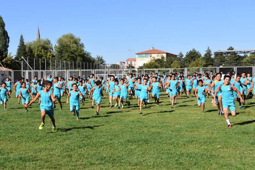 KOCASİNAN’DA MAHALLELER ARASI FUTBOL TURNUVASI DÜZENLENDİ