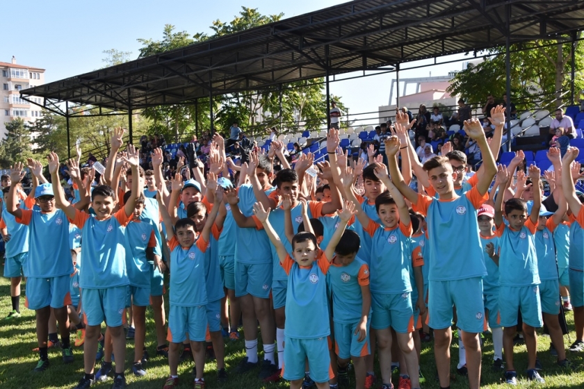 KOCASİNAN’DA MAHALLELER ARASI FUTBOL TURNUVASI DÜZENLENDİ