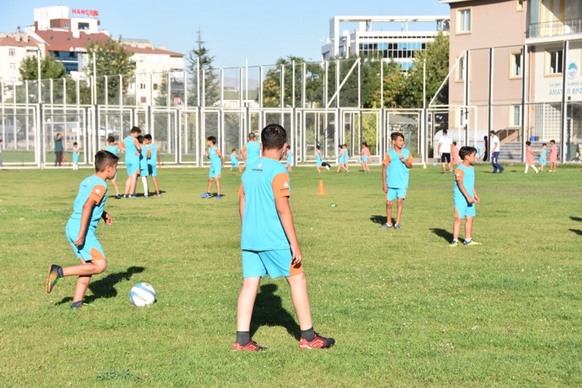 KOCASİNAN’DA MAHALLELER ARASI FUTBOL TURNUVASI DÜZENLENDİ