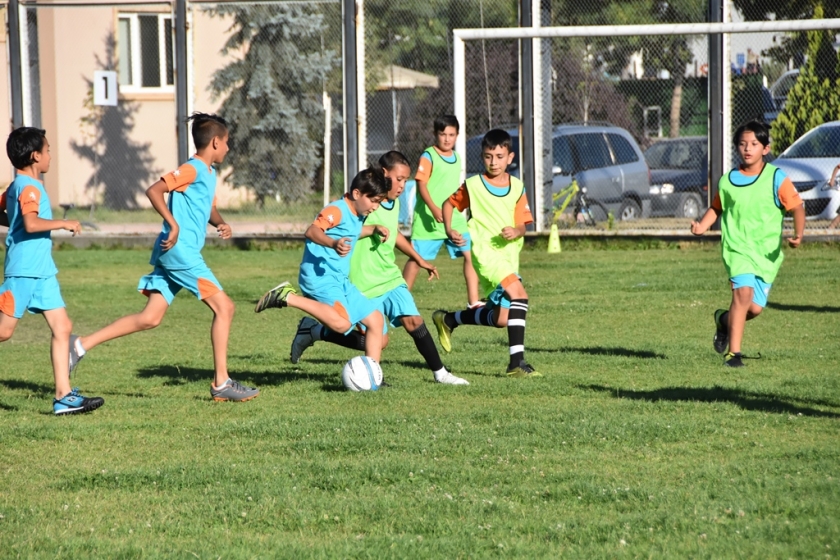KOCASİNAN’DA MAHALLELER ARASI FUTBOL TURNUVASI DÜZENLENDİ