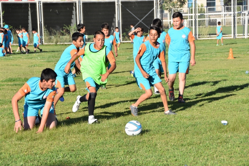 KOCASİNAN’DA MAHALLELER ARASI FUTBOL TURNUVASI DÜZENLENDİ