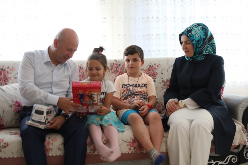 ÇOLAKBAYRAKDAR ÇİFTİ, KURBAN BAYRAMINI VATANDAŞLARLA GEÇİRDİ