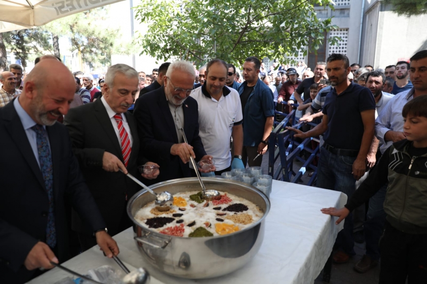 KOCASİNAN’DA BEREKETİN VE BOLLUĞUN SİMGESİ AŞURE DAĞITILDI
