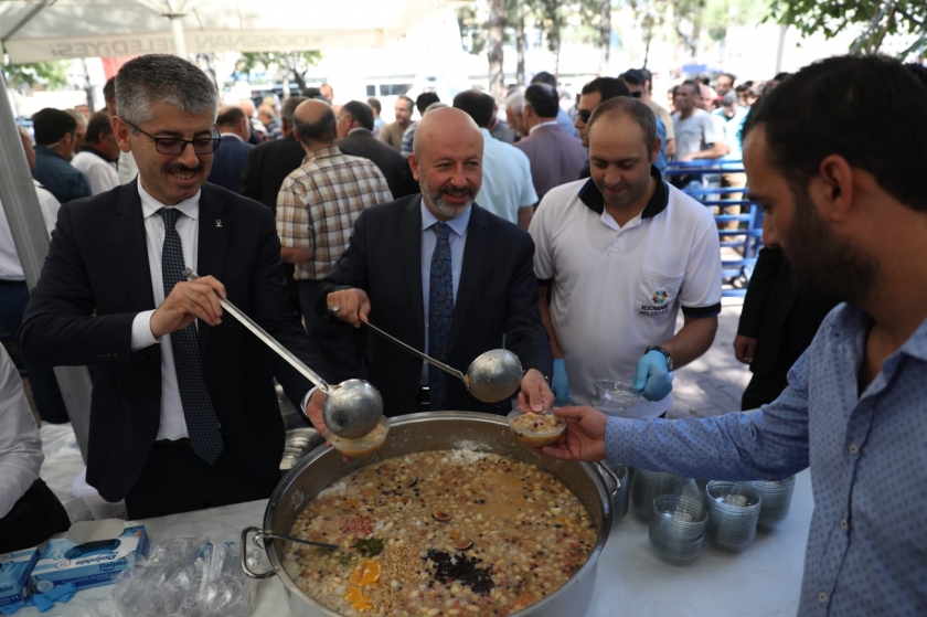 KOCASİNAN’DA BEREKETİN VE BOLLUĞUN SİMGESİ AŞURE DAĞITILDI