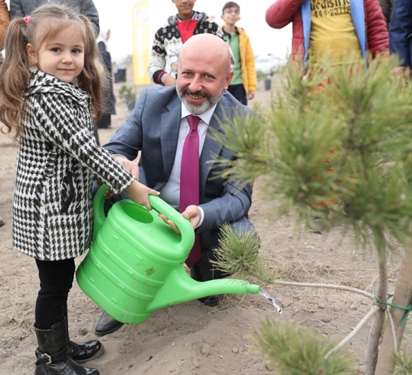 MİNİKLER, BAŞKAN AMCALARIYLA FİDAN DİKTİ
