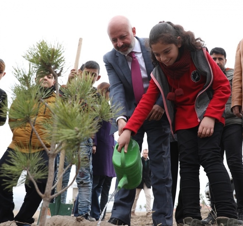 MİNİKLER, BAŞKAN AMCALARIYLA FİDAN DİKTİ