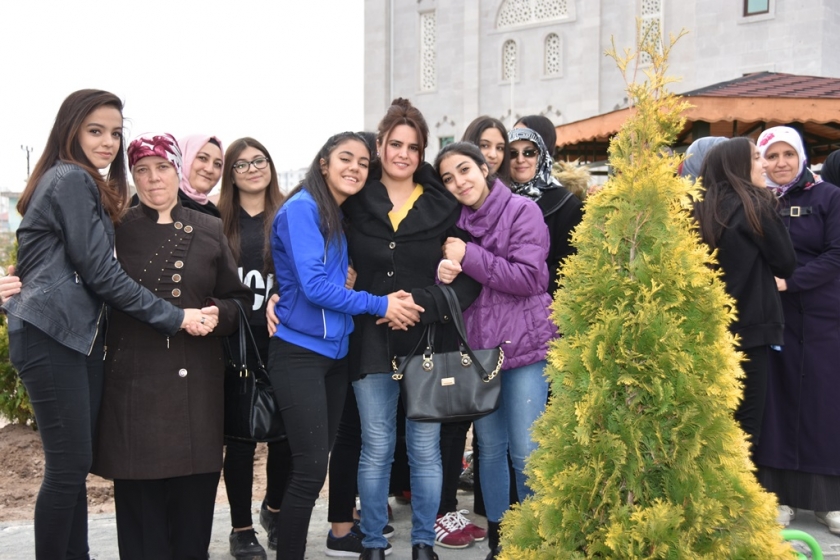 KOCASİNAN’DA ANNELER VE KIZLARI AĞAÇ DİKTİ