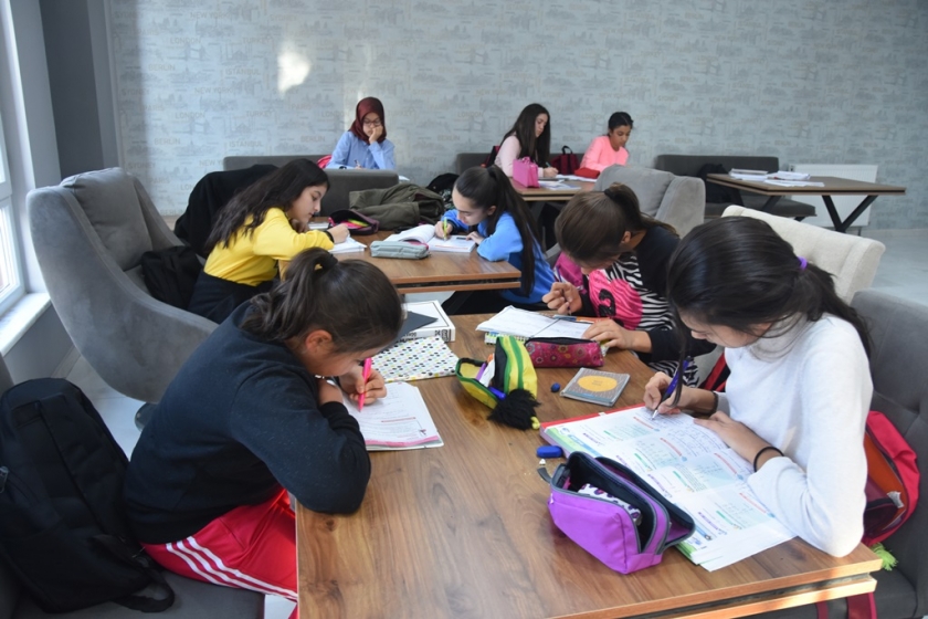 KOCASİNANLI ÇOCUKLAR, GENÇLİK MERKEZİNDE VERİMLİ ZAMAN GEÇİRİYOR