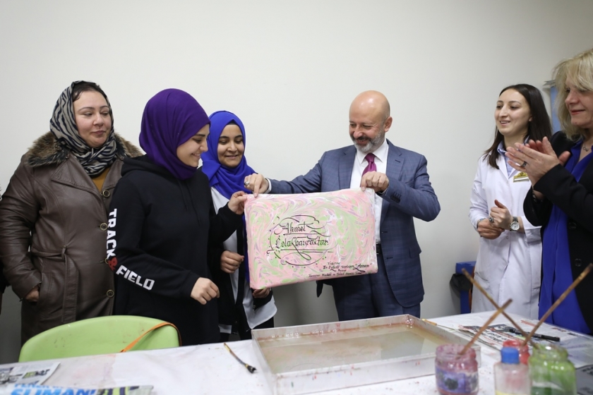 EBRU SANATIYLA ANNELER VE KIZLARINA DESTEK VERDİ 