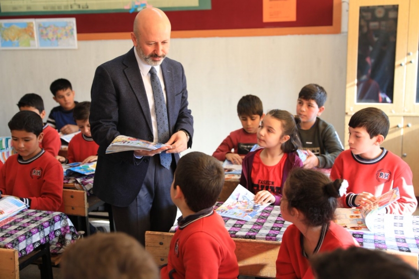 KOCASİNAN’DA İL PROTOKOLÜ, ÖĞRENCİLERİN KARNE HEYECANINI PAYLAŞTI