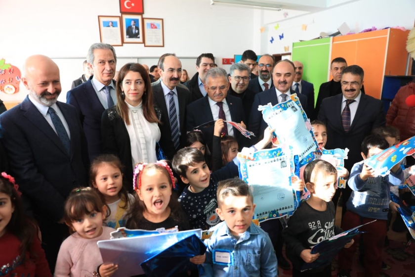 KOCASİNAN’DA İL PROTOKOLÜ, ÖĞRENCİLERİN KARNE HEYECANINI PAYLAŞTI