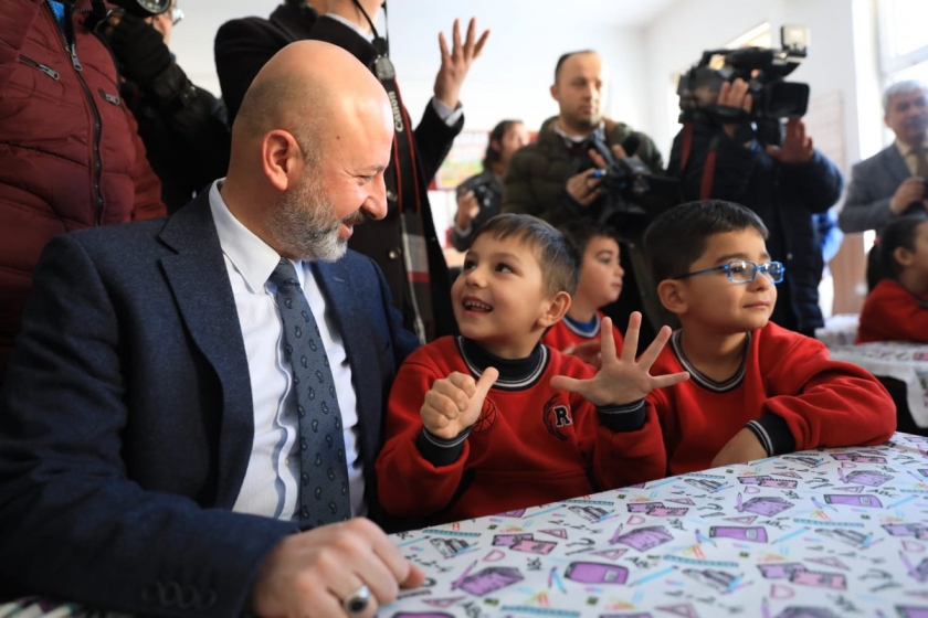 KOCASİNAN’DA İL PROTOKOLÜ, ÖĞRENCİLERİN KARNE HEYECANINI PAYLAŞTI