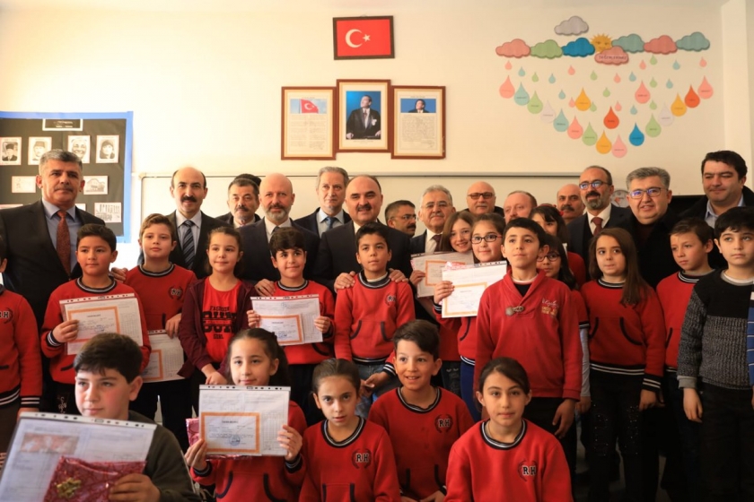 KOCASİNAN’DA İL PROTOKOLÜ, ÖĞRENCİLERİN KARNE HEYECANINI PAYLAŞTI