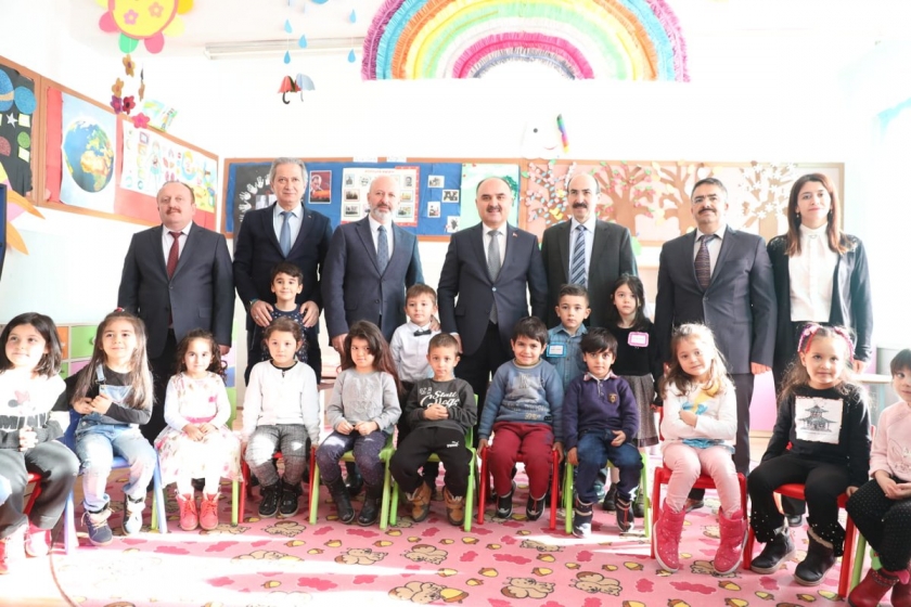 KOCASİNAN’DA İL PROTOKOLÜ, ÖĞRENCİLERİN KARNE HEYECANINI PAYLAŞTI
