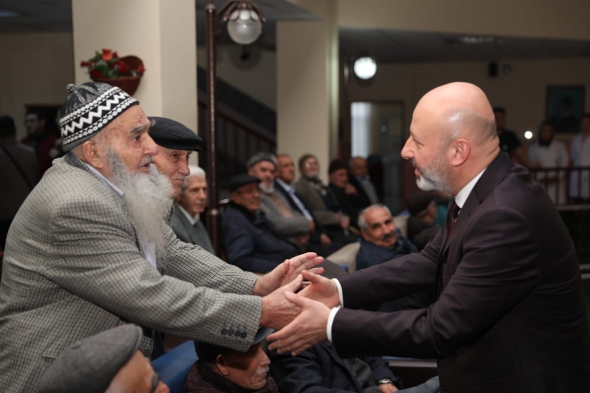 HUZUREVİ SAKİNLERİ ÇOLAKBAYRAKDAR ÇİFTİNİ BAĞRINA BASTI