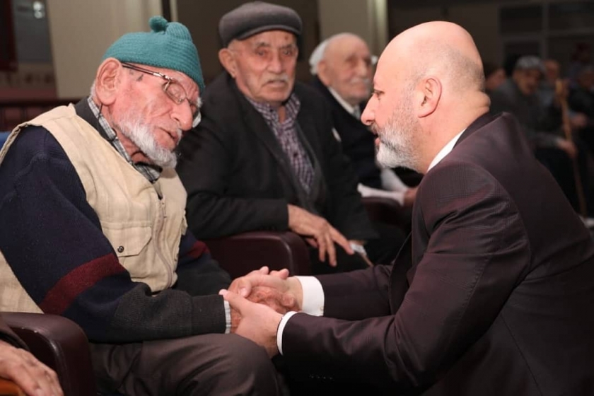 HUZUREVİ SAKİNLERİ ÇOLAKBAYRAKDAR ÇİFTİNİ BAĞRINA BASTI