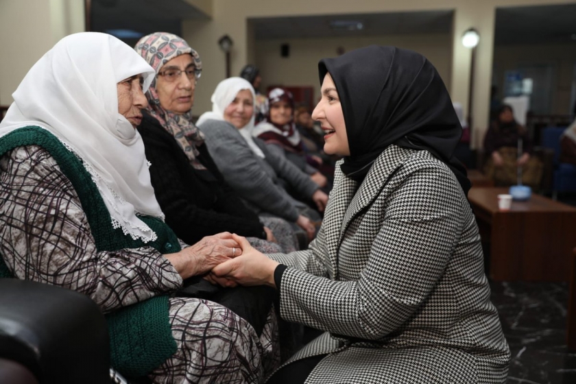 HUZUREVİ SAKİNLERİ ÇOLAKBAYRAKDAR ÇİFTİNİ BAĞRINA BASTI