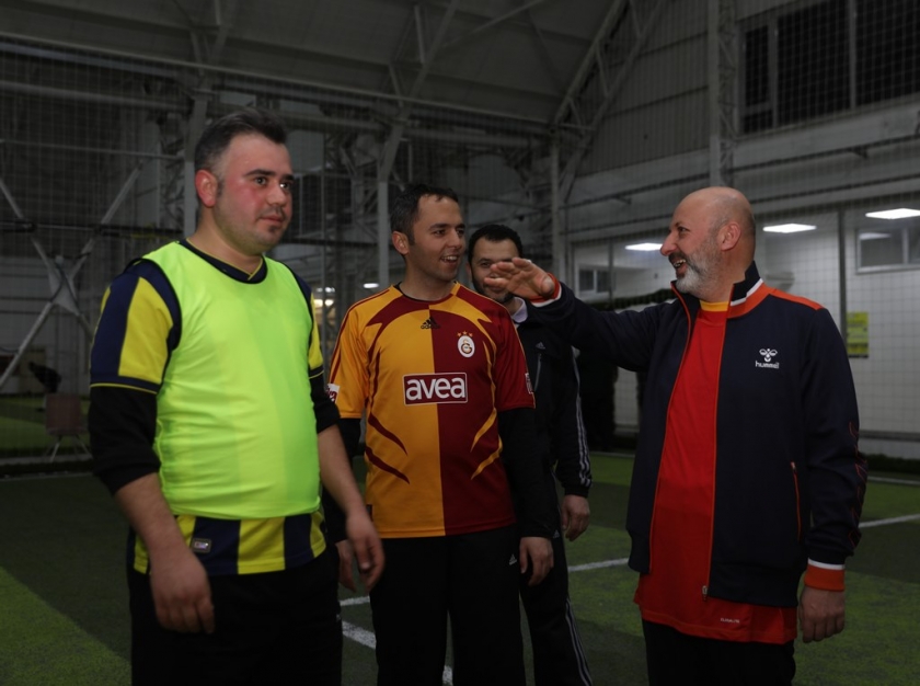 BAŞKAN ÇOLAKBAYRAKDAR HALI SAHADA TER DÖKTÜ