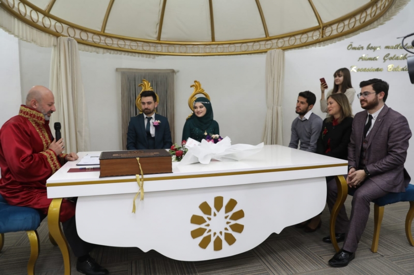 KOCASİNAN’DA BİR GÜNDE 25 ÇİFT MUTLU YUVALARIN TEMELİNİ ATTI
