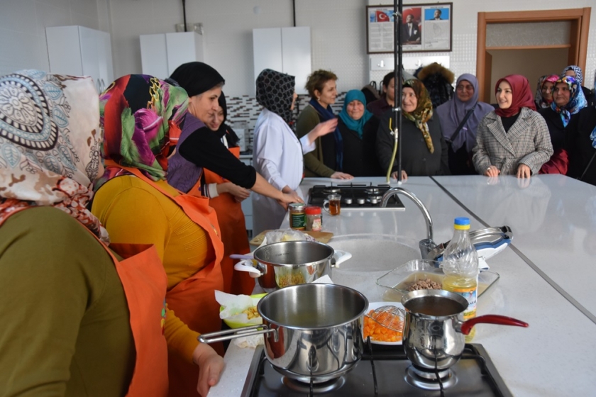 FATMA ÇOLAKBAYRAKDAR ASKER ANNELERİYLE BİRLİKTE