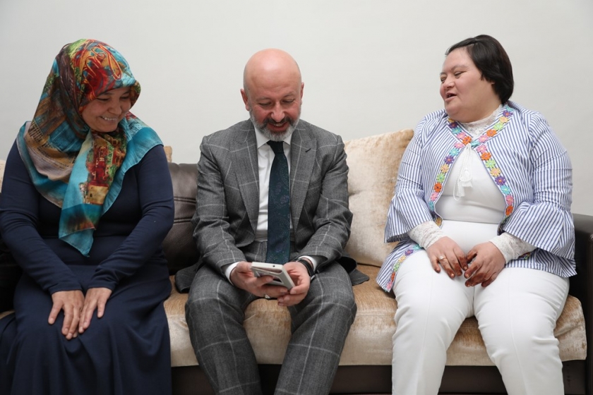 BAŞKAN ÇOLAKBAYRAKDAR, DOWN SENDROMLU SONGÜL’ÜN HAYALİNİ GERÇEKLEŞTİRDİ
