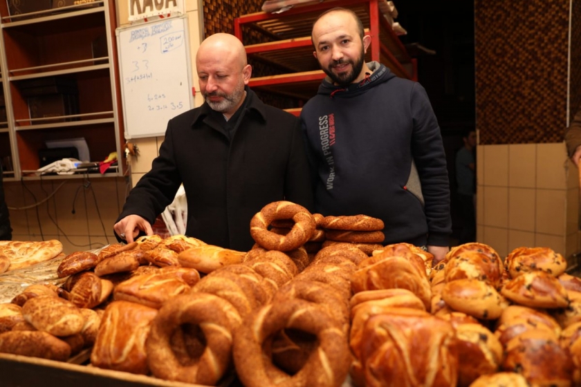 BAŞKAN ÇOLAKBAYRAKDAR ESNAF VE VATANDAŞLARLA KUCAKLAŞTI