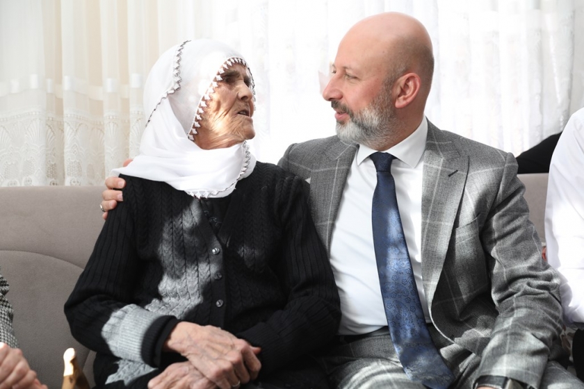 BAŞKAN ÇOLAKBAYRAKDAR’DAN ASIRLIK ÇINARA DOĞUM GÜNÜ SÜRPRİZİ