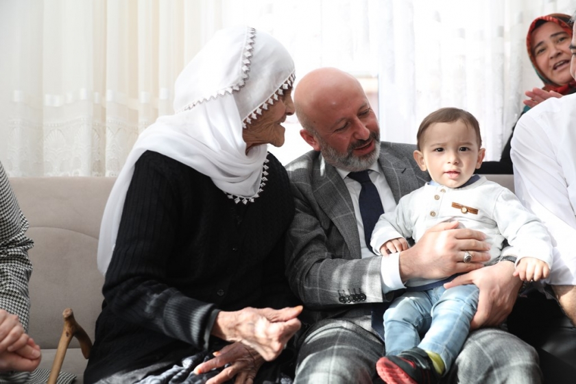 BAŞKAN ÇOLAKBAYRAKDAR’DAN ASIRLIK ÇINARA DOĞUM GÜNÜ SÜRPRİZİ