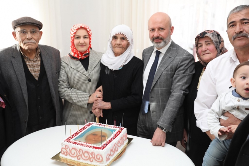 BAŞKAN ÇOLAKBAYRAKDAR’DAN ASIRLIK ÇINARA DOĞUM GÜNÜ SÜRPRİZİ