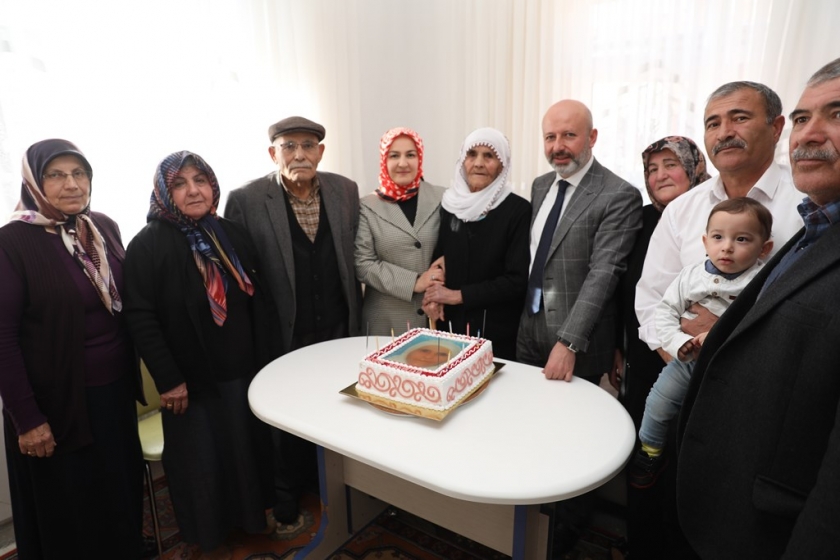 BAŞKAN ÇOLAKBAYRAKDAR’DAN ASIRLIK ÇINARA DOĞUM GÜNÜ SÜRPRİZİ