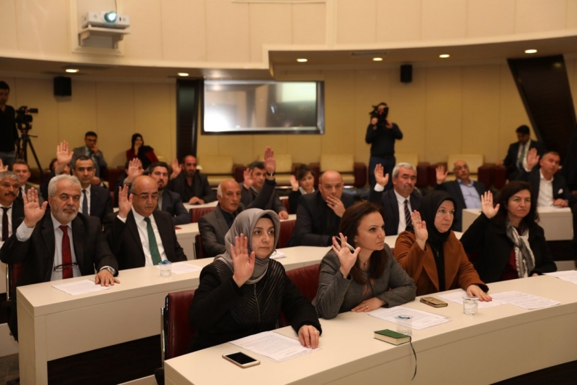 BAŞKAN ÇOLAKBAYRAKDAR’DAN MECLİS ÜYELERİNE PLAKET
