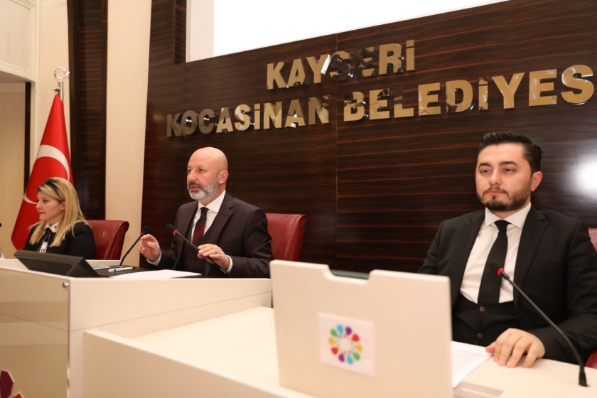 BAŞKAN ÇOLAKBAYRAKDAR’DAN MECLİS ÜYELERİNE PLAKET