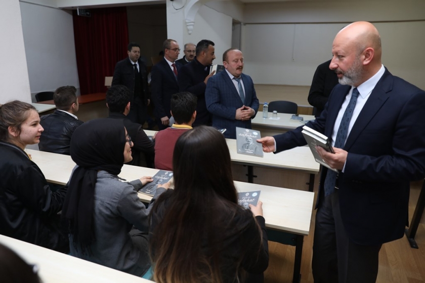 BAŞKAN ÇOLAKBAYRAKDAR, ÖĞRENCİLERE ‘SAFAHAT’ HEDİYE ETTİ