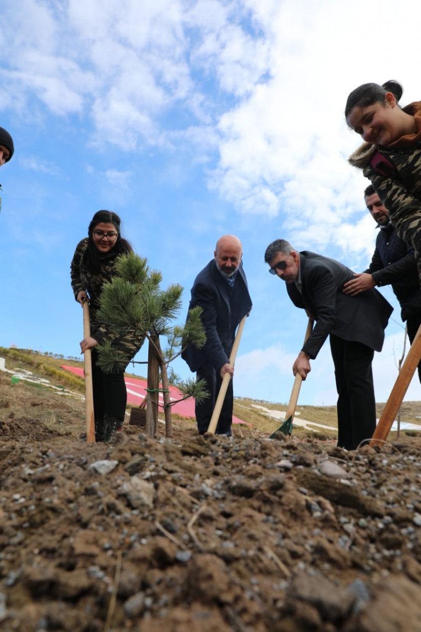 KOCASİNAN’DA ÇANAKKALE ŞEHİTLERİ ANISINA AĞAÇ DİKİLDİ