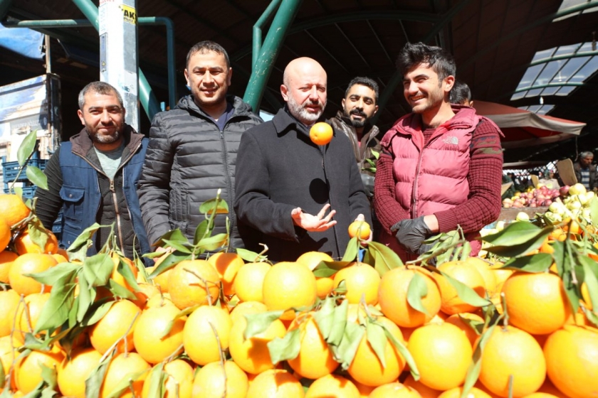 BAŞKAN ÇOLAKBAYRAKDAR’A YENİMAHALLE SEMT PAZARINDA SEVGİ SELİ