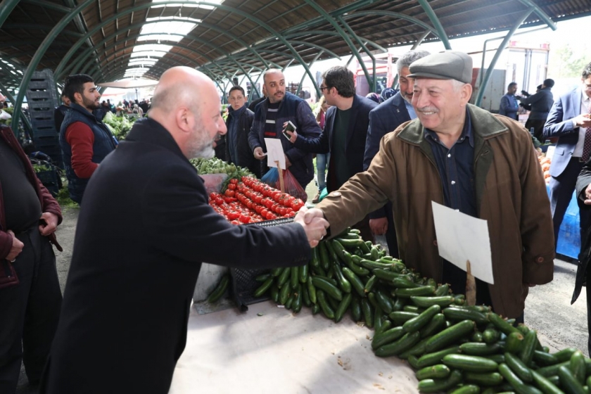 BAŞKAN ÇOLAKBAYRAKDAR’A YENİMAHALLE SEMT PAZARINDA SEVGİ SELİ