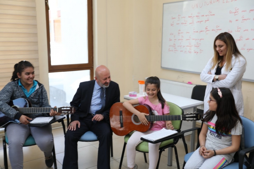 BAŞKAN ÇOLAKBAYRAKDAR, SANATSEVER ÇOCUKLARLA BİRLİKTE