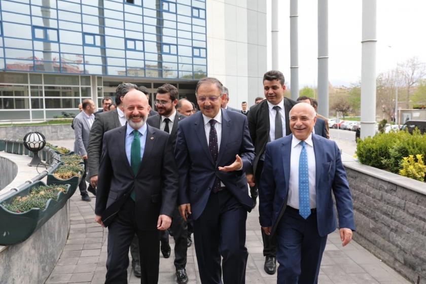 BAKAN ÖZHASEKİ, BAŞKAN ÇOLAKBAYRAKDAR’A BAŞARILAR DİLEDİ
