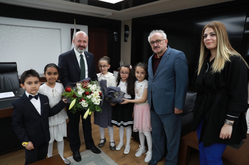 BAŞKAN ÇOLAKBAYRAKDAR, KOLTUĞU ÇOCUKLARA DEVRETTİ