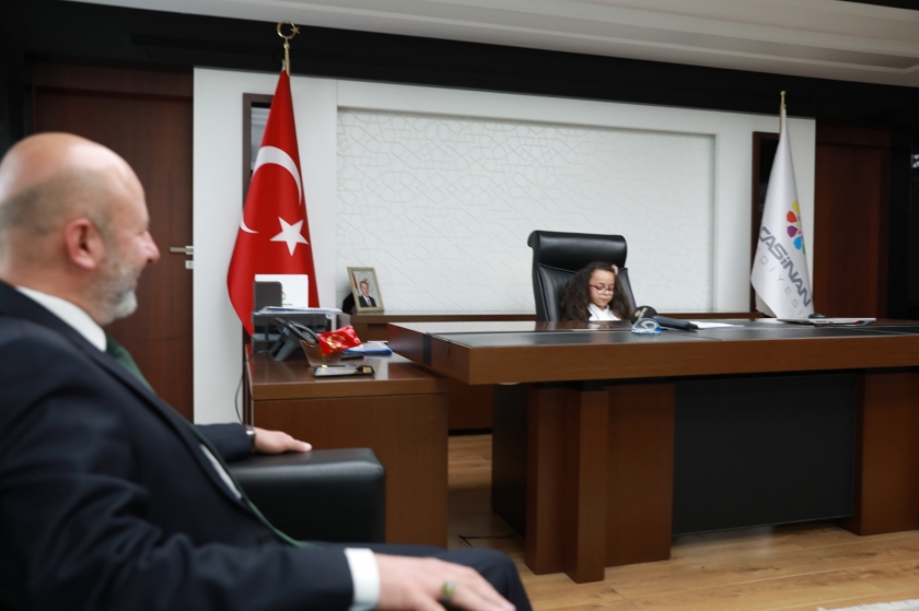 BAŞKAN ÇOLAKBAYRAKDAR, KOLTUĞU ÇOCUKLARA DEVRETTİ