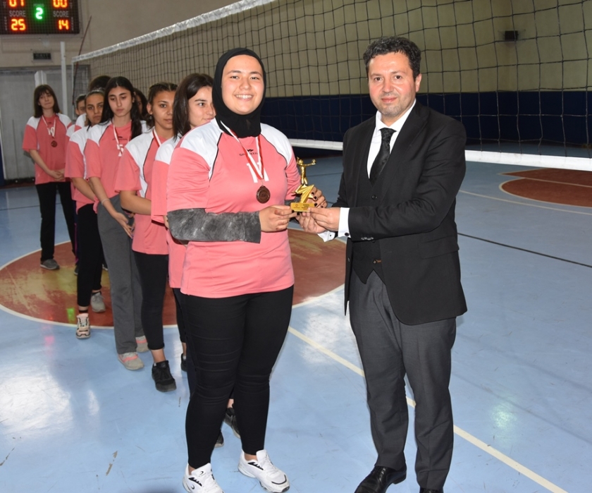 KOCASİNAN’IN LİSELER ARASI VOLEYBOL TURNUVASINDA FİNAL HEYECANI