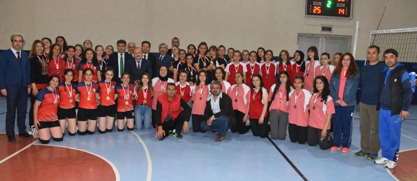 KOCASİNAN’IN LİSELER ARASI VOLEYBOL TURNUVASINDA FİNAL HEYECANI