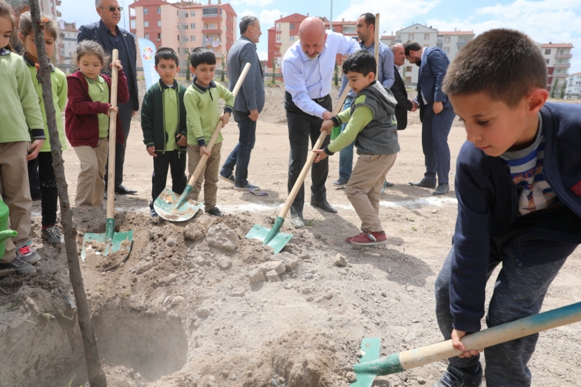 BAŞKAN ÇOLAKBAYRAKDAR, “ÇOCUKLARIMIZIN YÜZLERİNİN GÜLEBİLECEĞİ BİR ŞEHİR İNŞA EDİYORUZ”