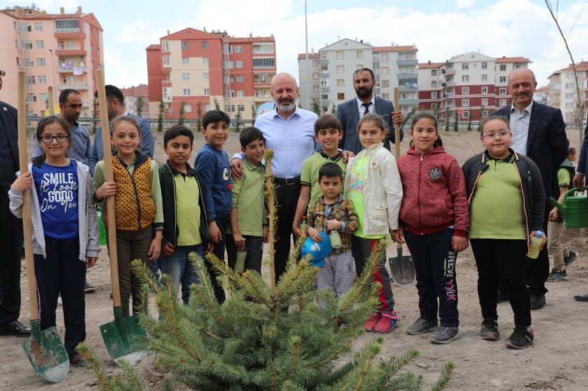 BAŞKAN ÇOLAKBAYRAKDAR, “ÇOCUKLARIMIZIN YÜZLERİNİN GÜLEBİLECEĞİ BİR ŞEHİR İNŞA EDİYORUZ”